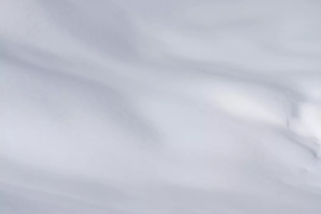 Primer plano de una superficie lisa de color gris claro con sutiles motivos ondulados, que recuerda al mármol de Mallorca y desprende un aire de lujo.